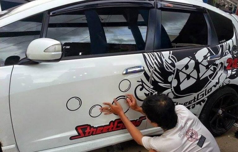 Bagaimana Memasang Stiker Mobil dengan Tepat dan Benar